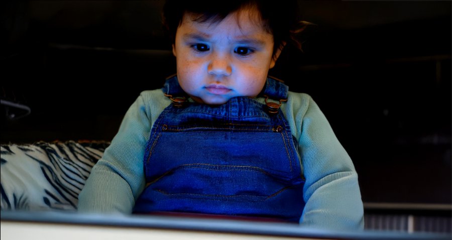 Niño usando una pantalla